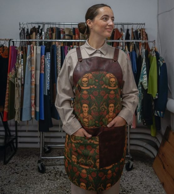 Frida Icon Apron  Short Description (SEO meta): Χειροποίητη ποδιά Frida Icon από ανθεκτικό καμβά με vegan leather λεπτομέρειες. Custom print αποκλειστικά για την 2 Handmade Aprons.  Long Description (SEO optimized): Η Frida Icon Apron είναι ένα statement κομμάτι, φτιαγμένο για όσους αγαπούν τη δημιουργία με χαρακτήρα. Ο ανθεκτικός καμβάς αναδεικνύει το custom print με τη Frida, σχεδιασμένο αποκλειστικά για την 2 Handmade Aprons, ενώ οι vegan leather λεπτομέρειες προσθέτουν premium υφή και ανθεκτικότητα.  Η ποδιά είναι ελαφριά, με δροσερή φόδρα στο πίσω μέρος, ώστε να φοριέται άνετα σε πολύωρες βάρδιες.  ✔️ Custom print Frida αποκλειστικά για εμάς ✔️ Ανθεκτικός καμβάς & vegan leather ✔️ Ιδανική για barista, bartender & δημιουργικούς επαγγελματίες