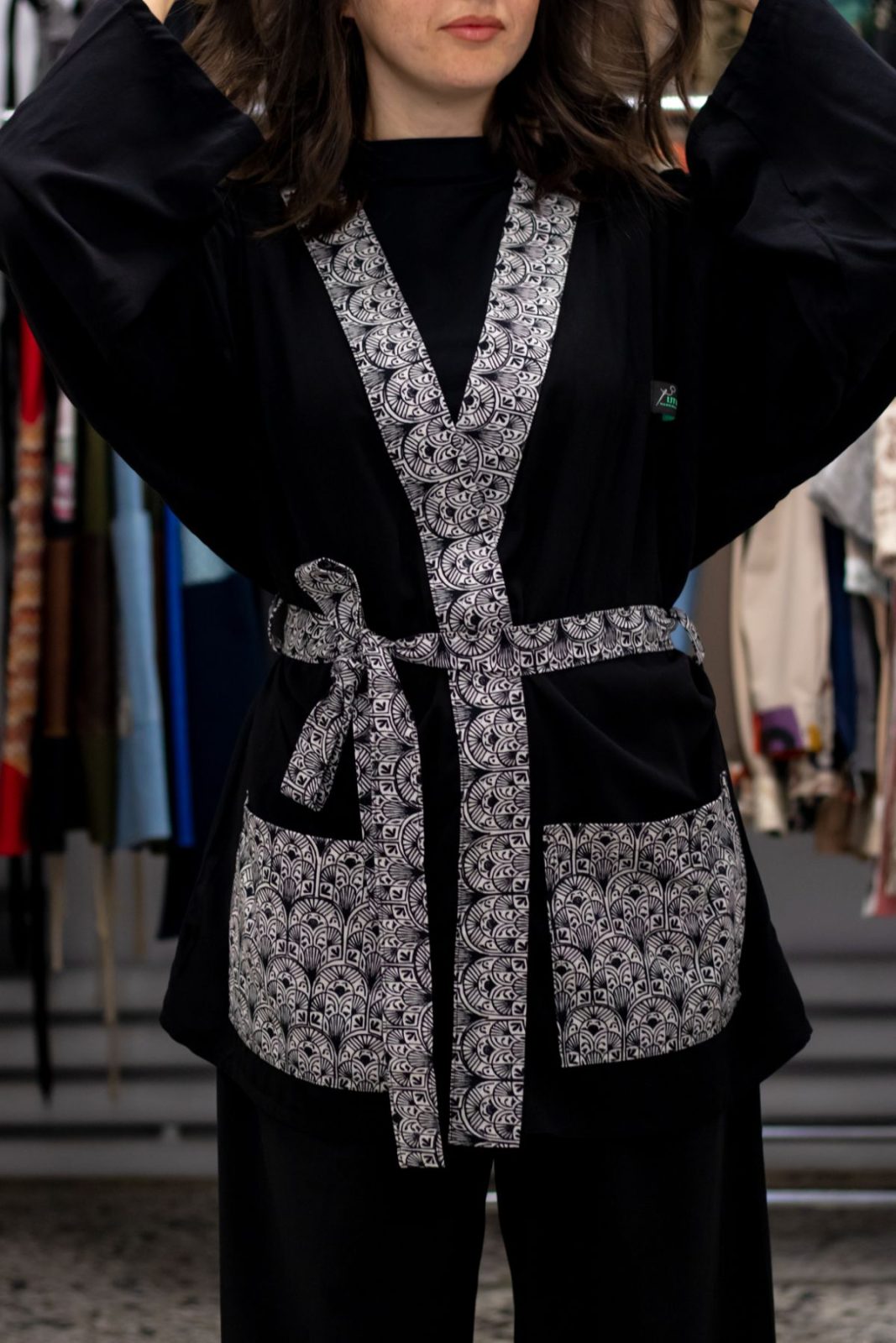 Kimono Μαύρο με Εμπριμέ Τελειώματα – 2HA Professionals – Bild 5