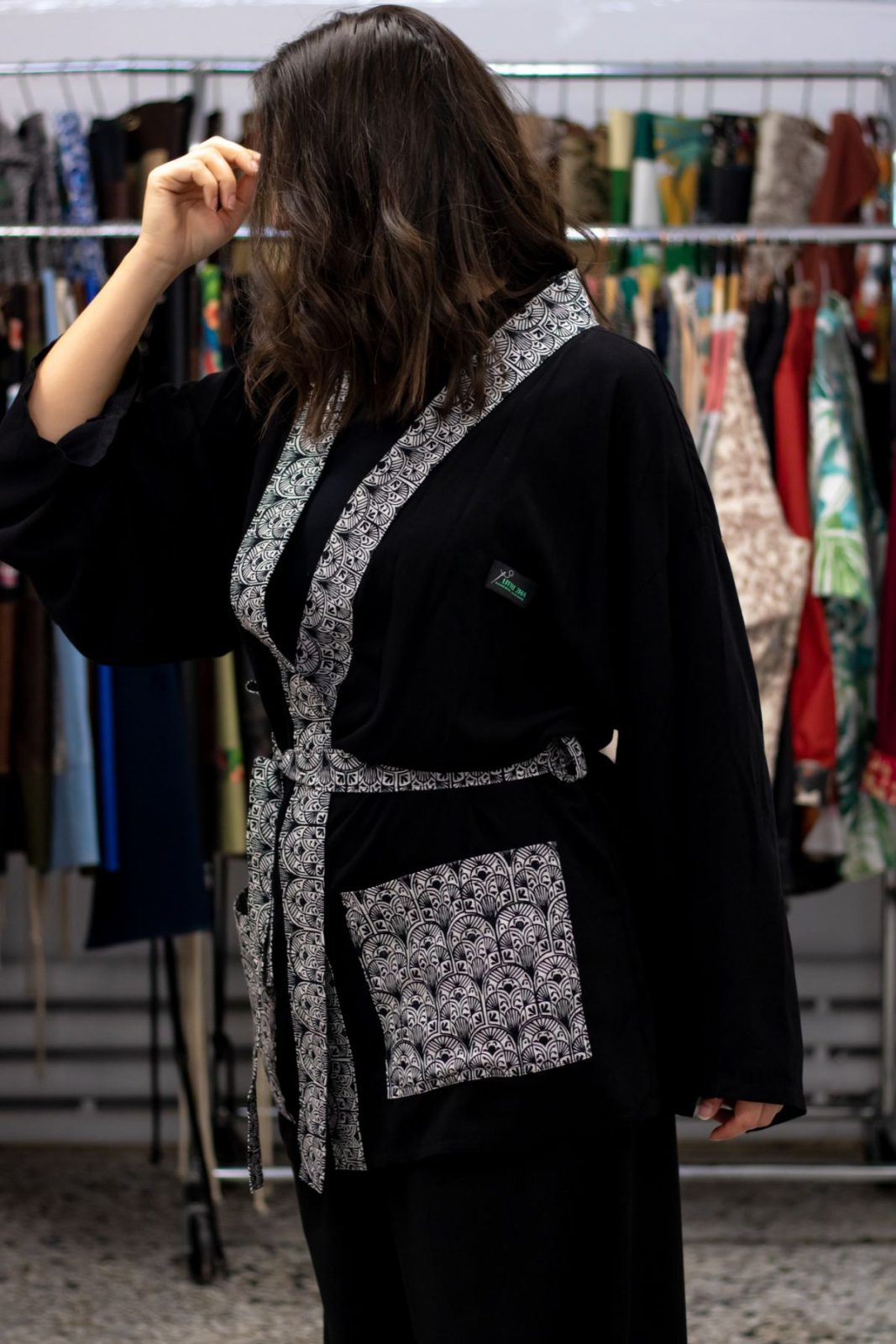 Kimono Μαύρο με Εμπριμέ Τελειώματα – 2HA Professionals – Bild 6