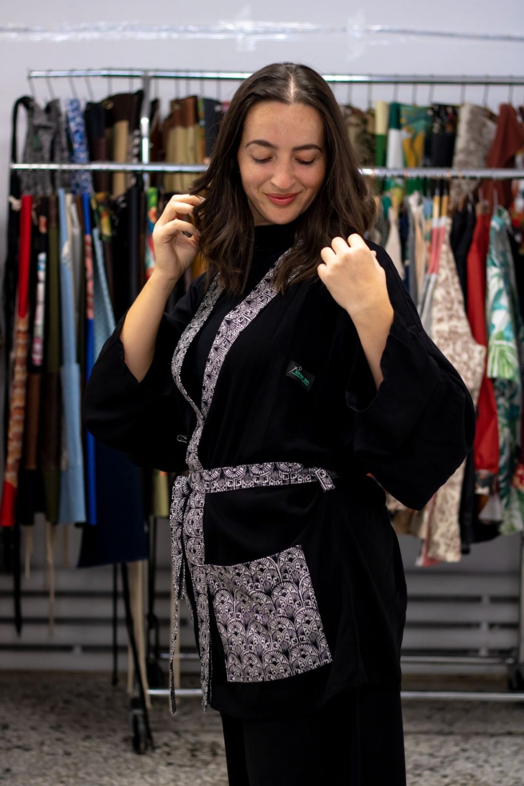 Kimono Μαύρο με Εμπριμέ Τελειώματα – 2HA Professionals – Bild 2