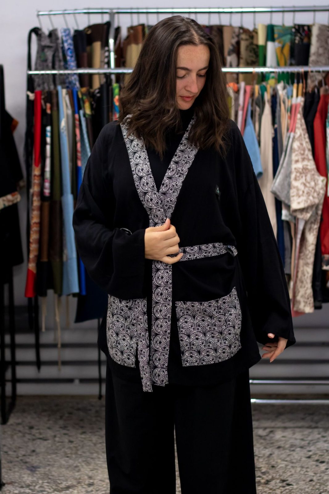 Kimono Μαύρο με Εμπριμέ Τελειώματα – 2HA Professionals – Bild 3