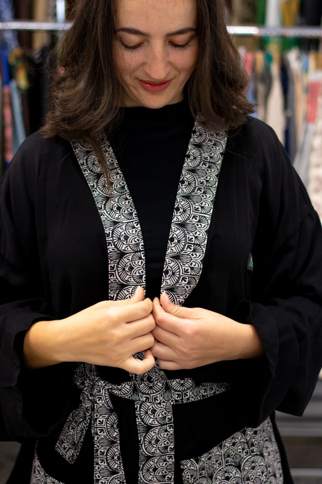 Kimono Μαύρο με Εμπριμέ Τελειώματα – 2HA Professionals – Bild 4