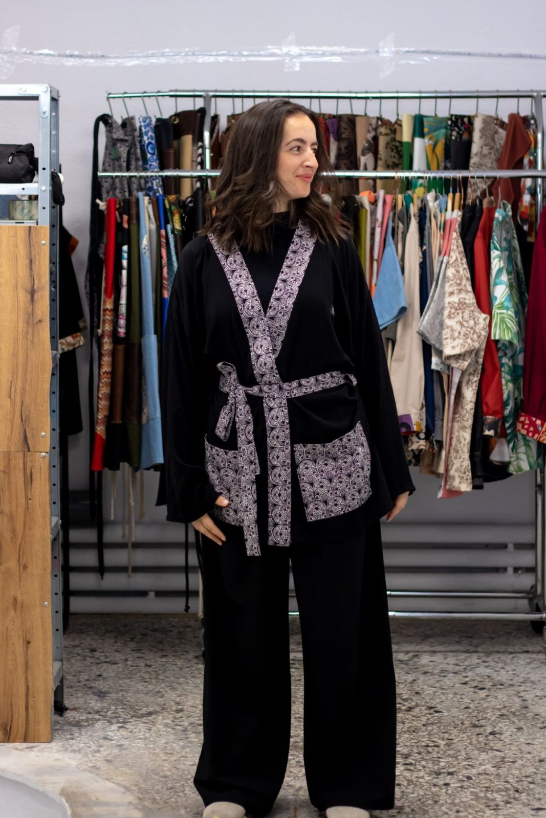 Kimono Μαύρο με Εμπριμέ Τελειώματα – 2HA Professionals