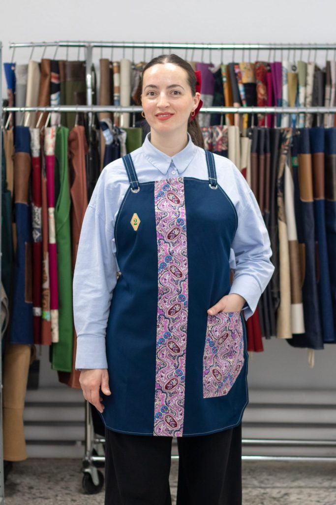 Blue Paisley Apron — Χειροποίητη Επαγγελματική Ποδιά