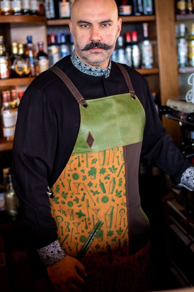Green Tools Apron — Χειροποίητη Επαγγελματική Ποδιά με Custom Print & Φυσικό Δέρμα