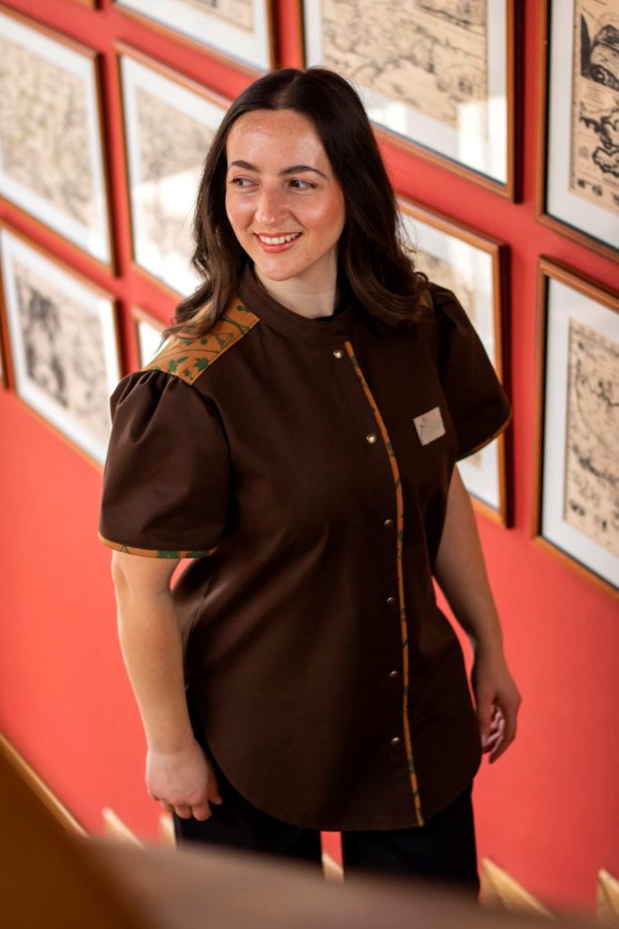 The Bartender’s Leaf Women’s Shirt — Γυναικείο Επαγγελματικό Πουκάμισο με Custom Λεπτομέρειες