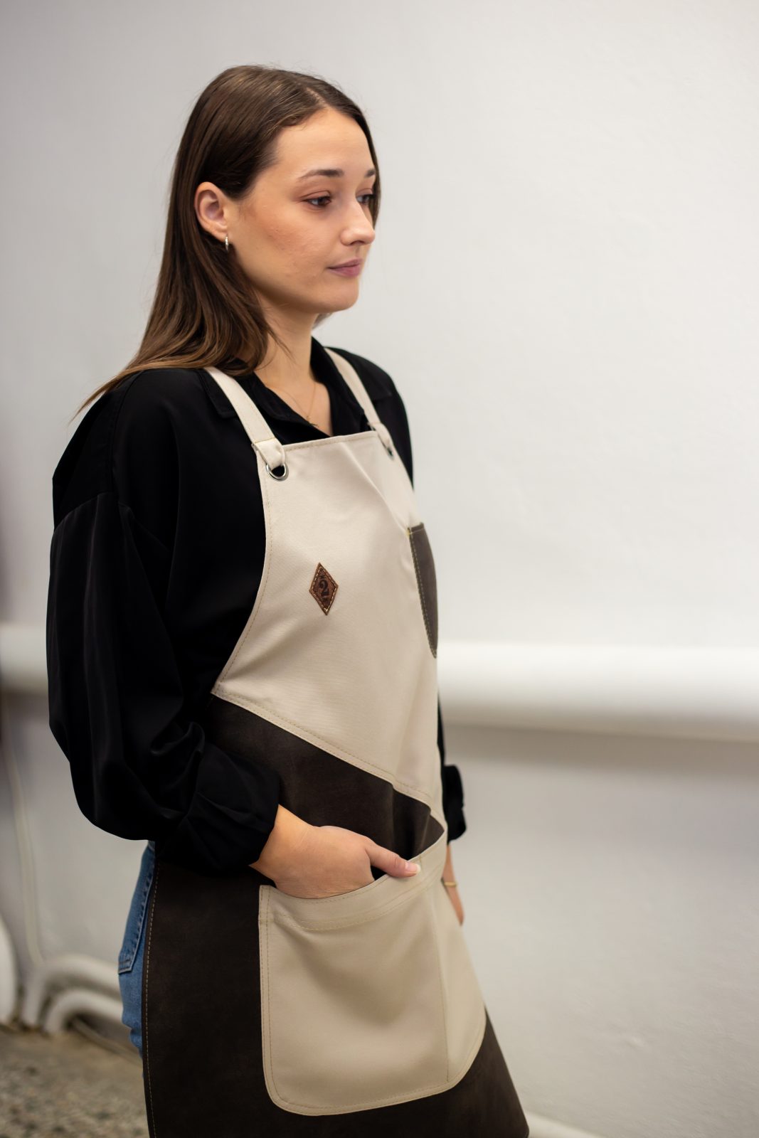 Ivory & Brown Cross – Χιαστί Επαγγελματική Ολόσωμη Ποδιά - Image 3